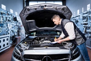 Mercedes Service in einer Werkstatt